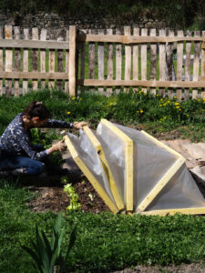 Serre pliante : fabrication d’une mini serre à soufflets (Chemins de Faire)